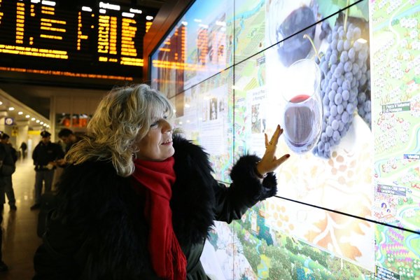 Il maxi schermo alla stazione di Bologna