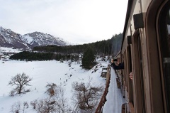 treno storico in montagna innevata