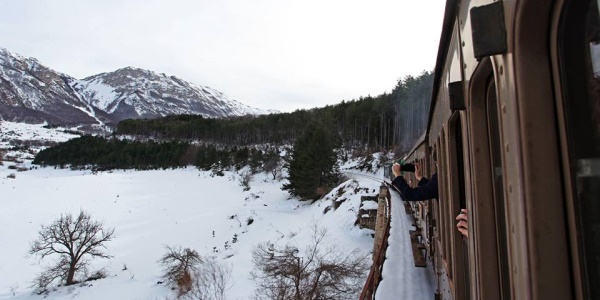 treno storico in montagna innevata